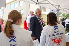 «Мобильная медицина дает возможность вовремя проверить здоровье»: Спикер Госсовета Леонид Черкесов ознакомился с работой комплекса «Шаг к здоровью» в селе Алтышево Алатырского округа