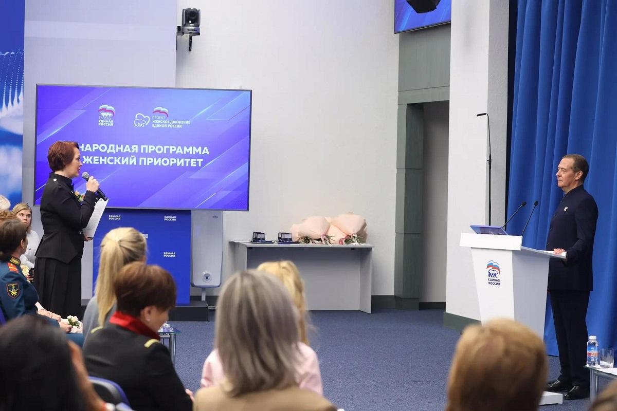 Сопредседатель ВАРМСУ Ирина Гусева представила Дмитрию Медведеву план реализации Народной программы на встрече «Женского движения ЕР»
