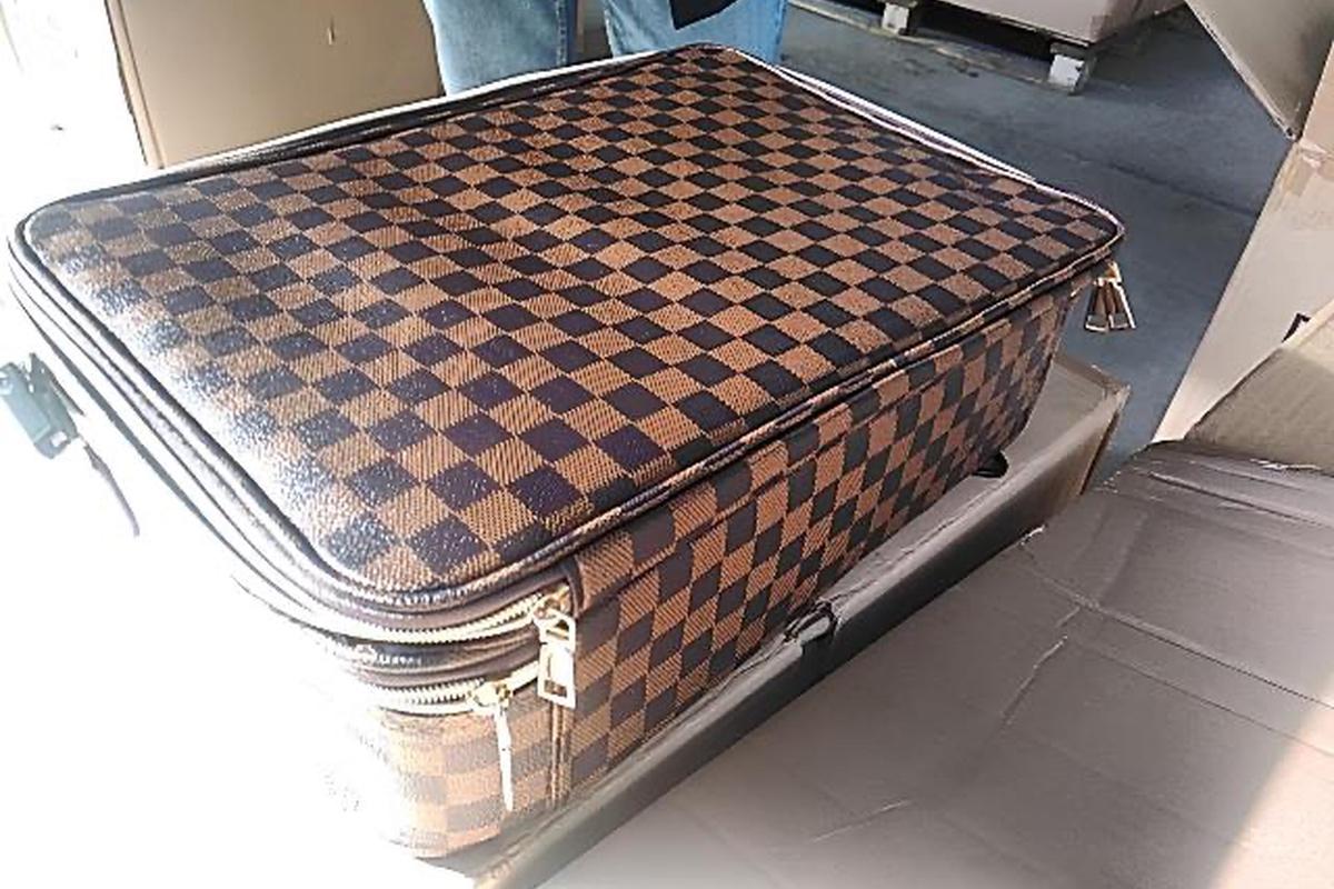 На таможне у ростовчанина изъяли свыше 200 поддельных сумок