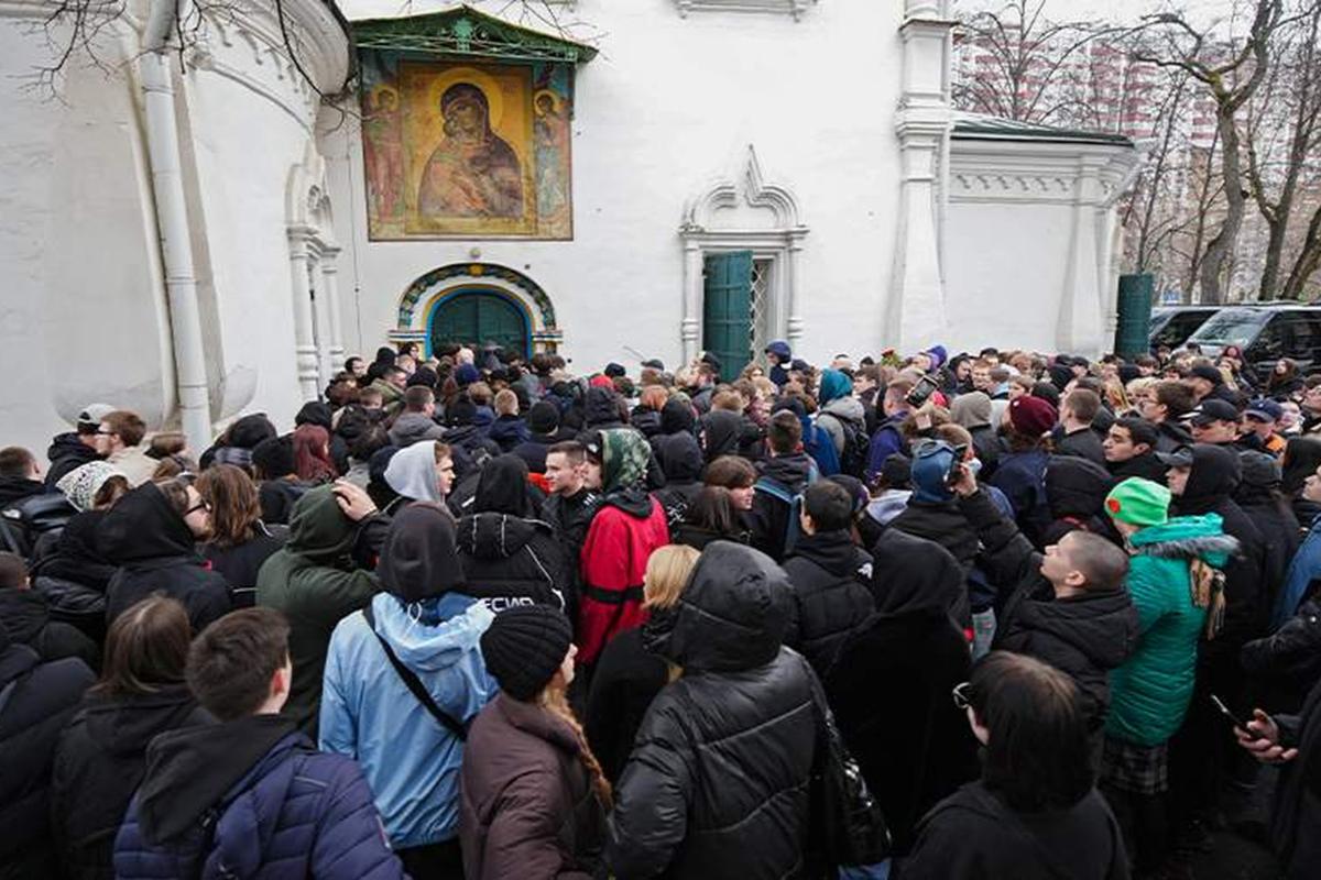 В Москве проходит церемония прощания с рэпером Пашей Техником