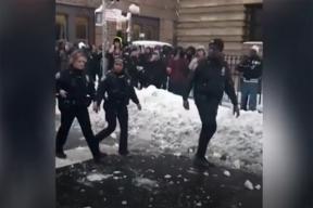 Снежный погром в Нью-Йорке: толпа забросала полицейских снежками до больницы, а мэр назвал это «безобидными детскими шалостями»