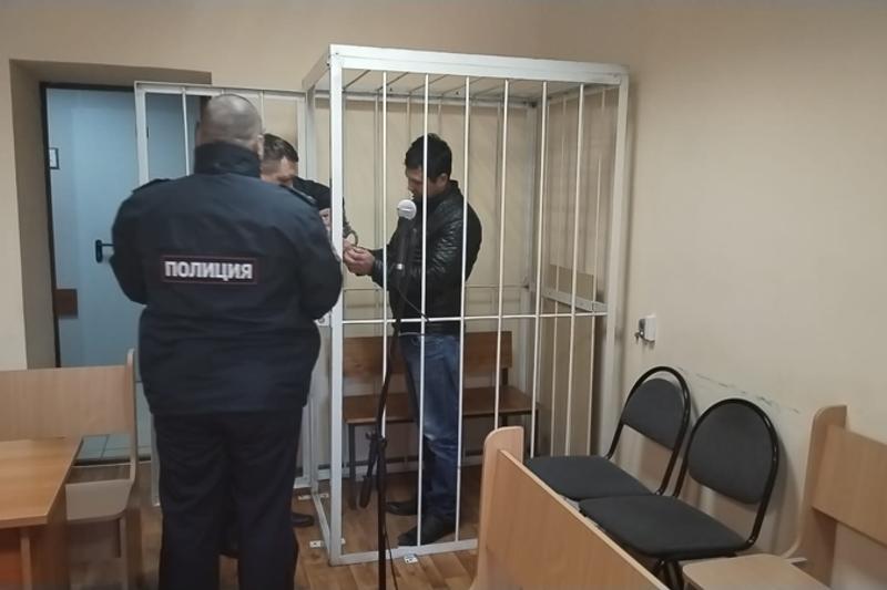 Укусил, ударил и отобрал телефон: мигрант получил полтора года за нападение на школьницу в Бузулуке