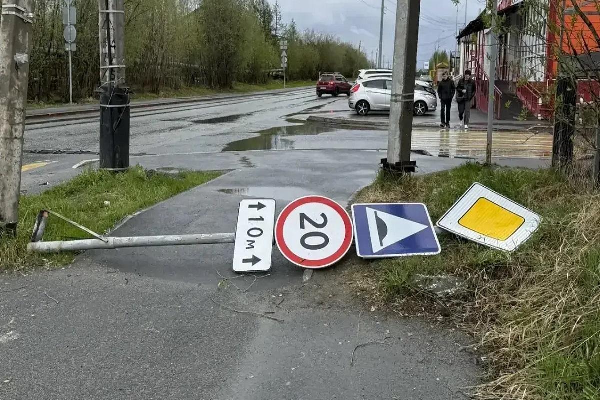 Ураганный ветер повредил государственную символику в Салехарде