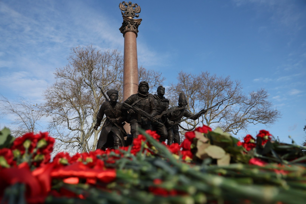 Спикер ЗСК Юрий Бурлачко: В День Героев Отечества Госдума РФ одобрила законопроект об упрощении порядка проведения ремонта ОКН, увековечивающих память о военных конфликтах