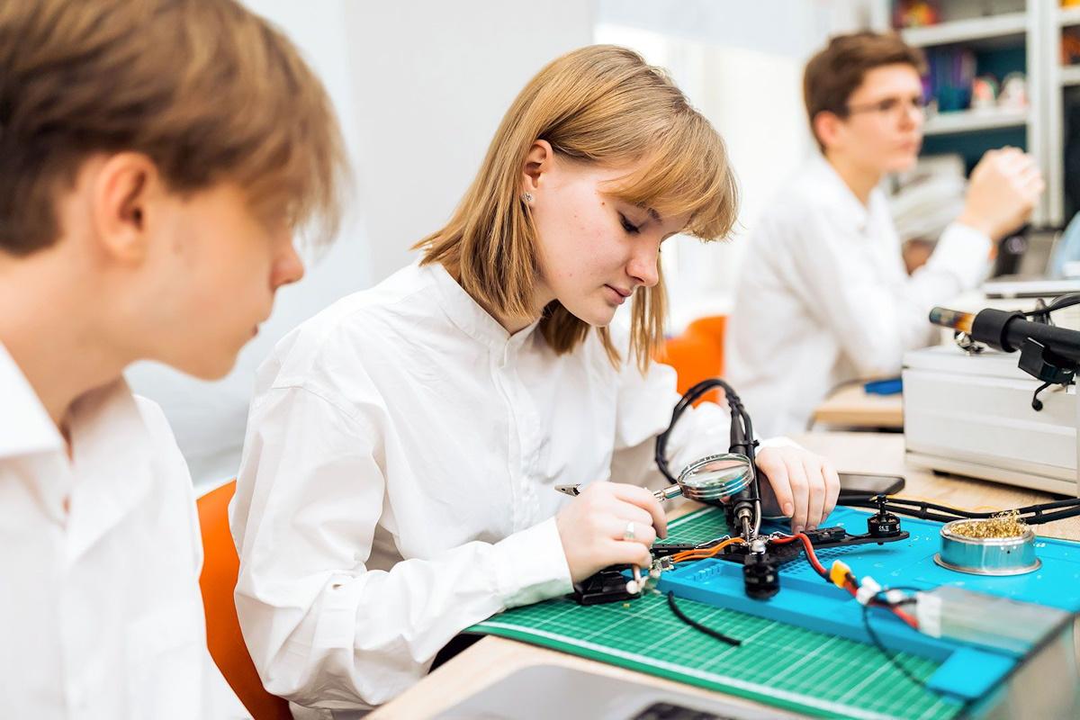 Более 90% выпускников инженерных классов московских школ поступают в ведущие вузы