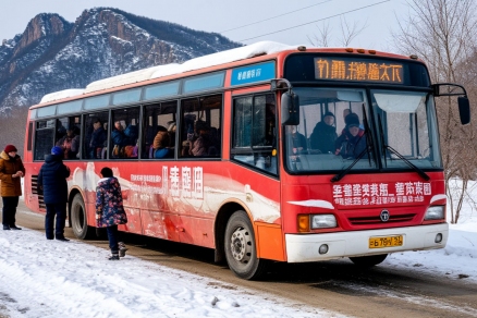 Десятки автобусов с российскими туристами застряли на границе с Китаем