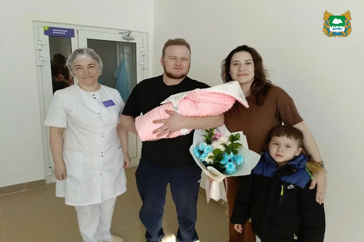 В Курганской области состоялась первая выписка новорожденного из обновленного родильного блока больницы