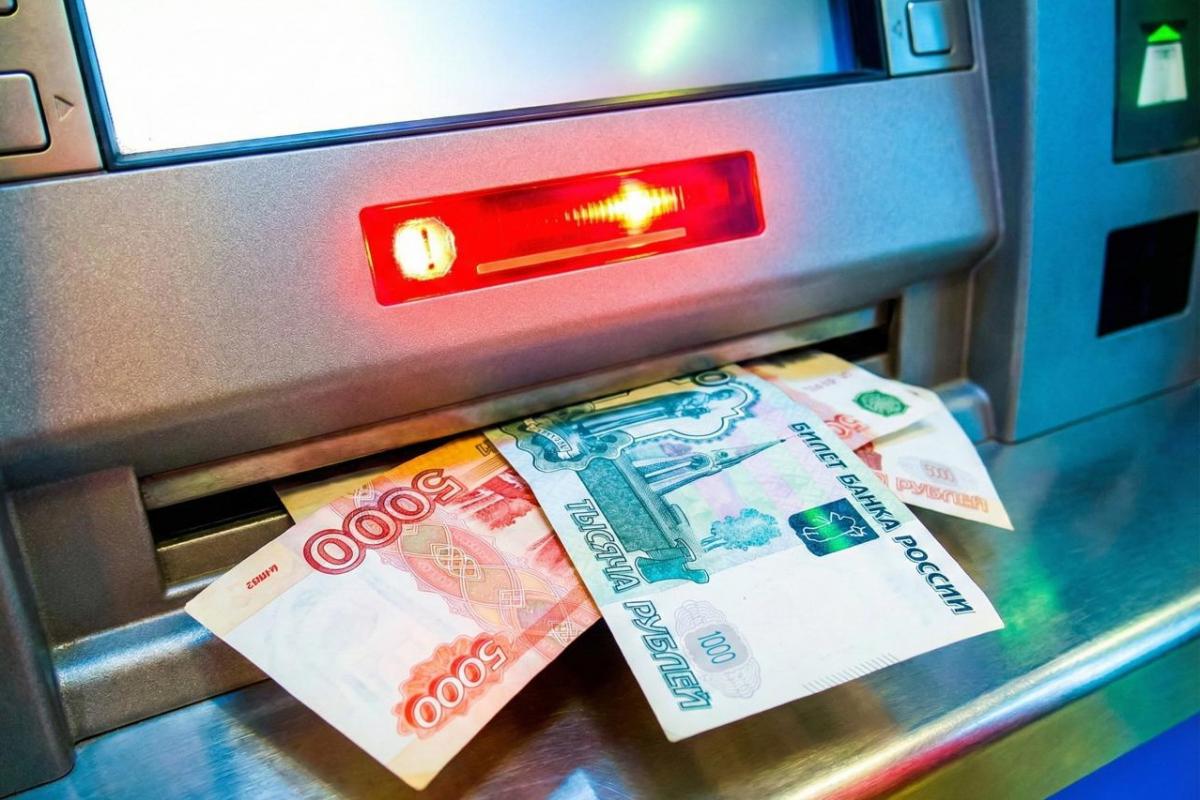 Добро пожаловать обратно в 90-е? Сбер увидел массовый исход денег в наличку и бьет тревогу