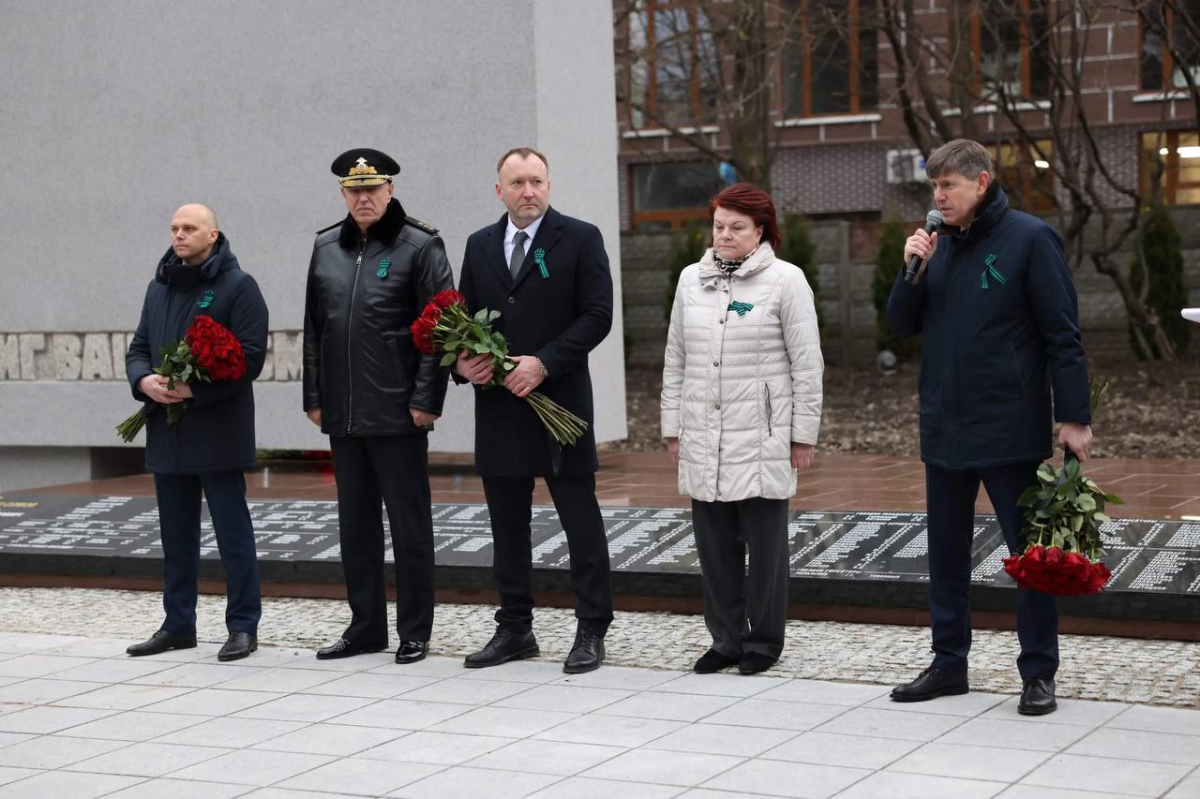 Спикер Заксобрания Андрей Кропоткин почтил память погибших воинов возложением цветов к Вечному огню в обновленном сквере на улице Комсомольской в Калининграде