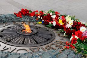 Жители Киева и Харькова возлагают цветы к памятникам советским воинам 9 Мая