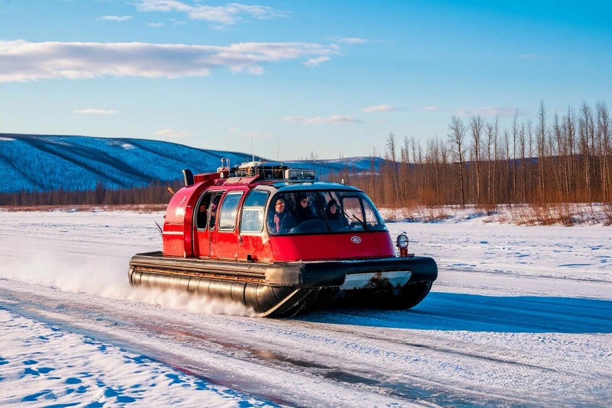 На переправе Якутск — Нижний Бестях пассажиров перевозят около 30 судов на воздушной подушке