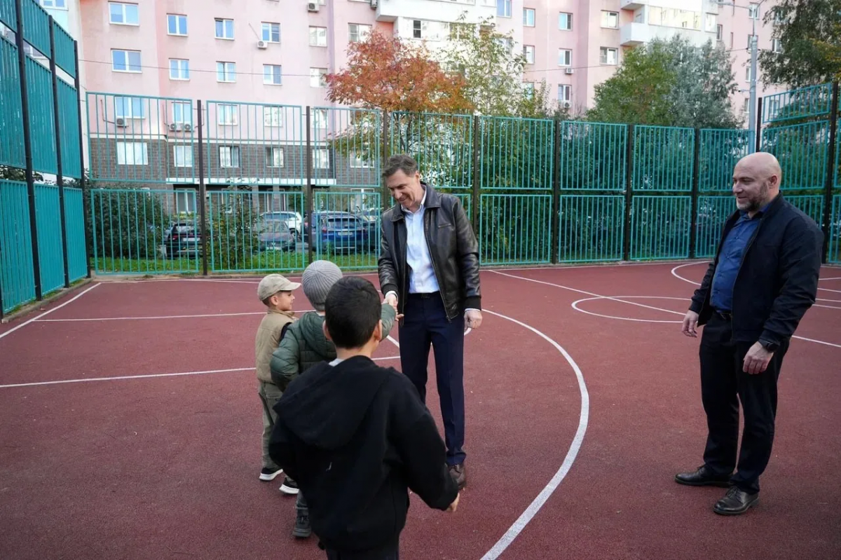 На Кузьминской улице в Котельниках появилась новая спортивная зона для занятий футболом, баскетболом и другими видами физической активности
