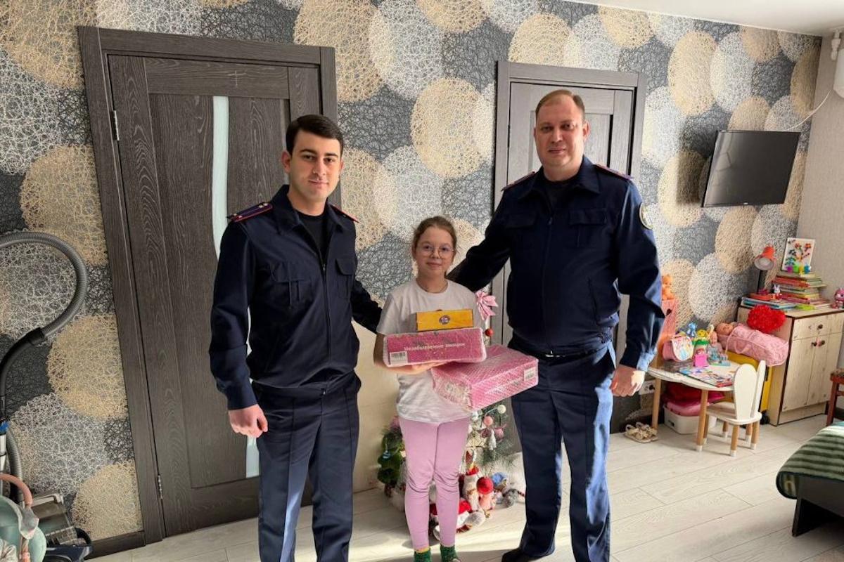 В акцию «Ёлка желаний» включились сотрудники СУ СК России по Республике Адыгея