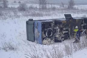 Десять человек госпитализированы после опрокидывания пассажирского автобуса под Тулой