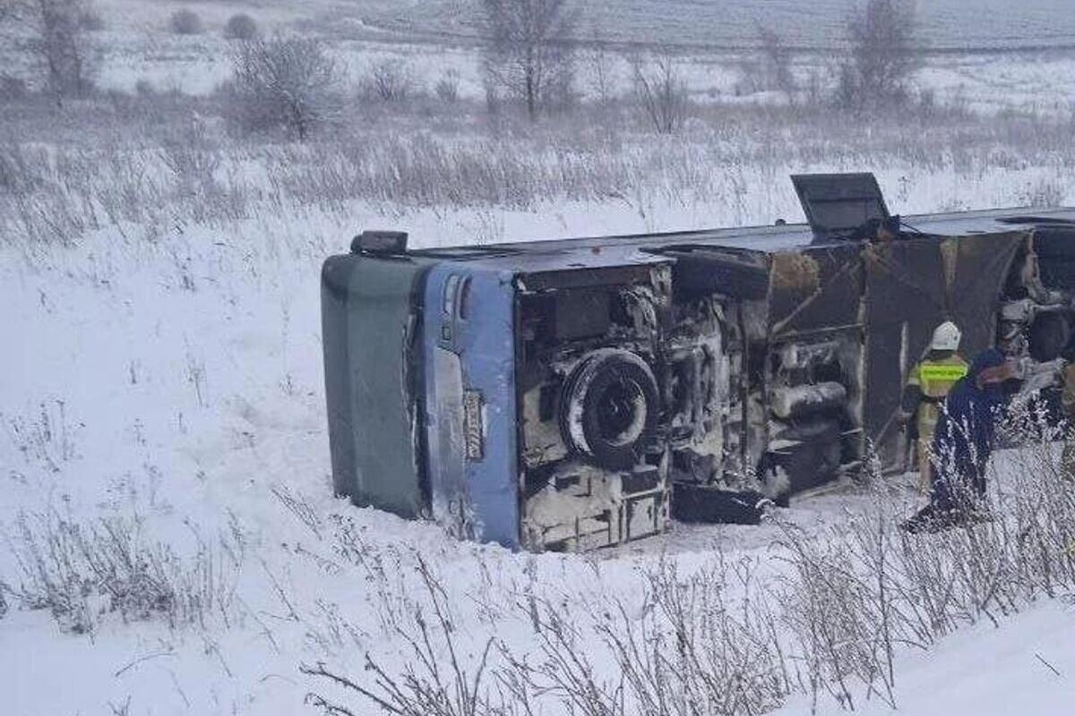 Десять человек госпитализированы после опрокидывания пассажирского автобуса под Тулой