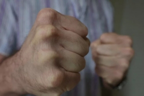 Ссора за столом превратилась в нападение с бытовым предметом