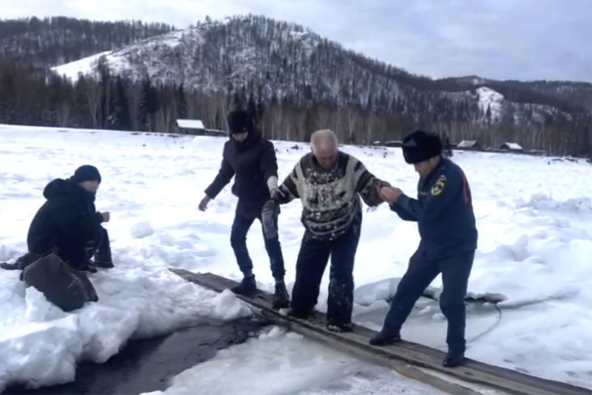 В Туве подростки спасли пенсионера, провалившегося под лед