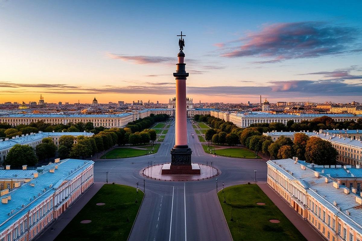 Сенатор требует оградить Александровскую колонну от рокеров и байкеров