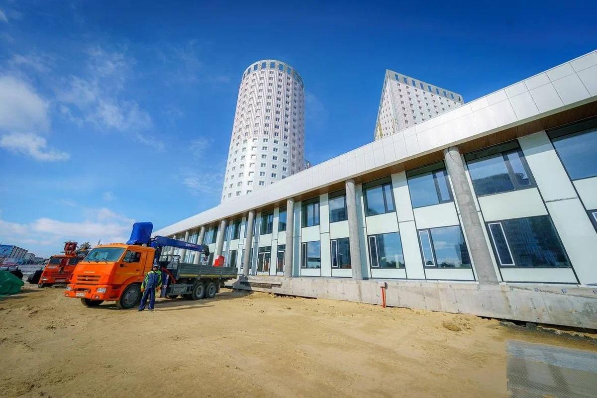 Глава Югры Руслан Кухарук оценил строительство ЖК, спортивного центра и школы в Когалыме