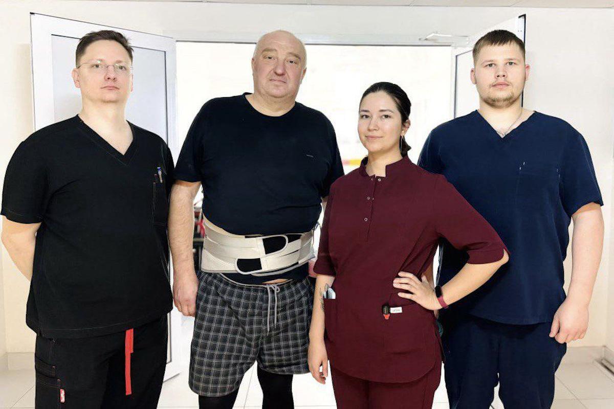 Свердловские нейрохирурги провели сложную операцию по восстановлению позвоночника водителю скорой