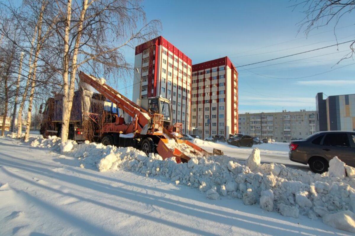 В Ноябрьске десятки машин убирают снег после трехдневного снегопада