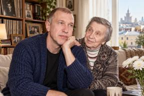 «Никто со мной больше так возиться не будет»: 90-летняя мать Соседова потеряла сознание на его похоронах