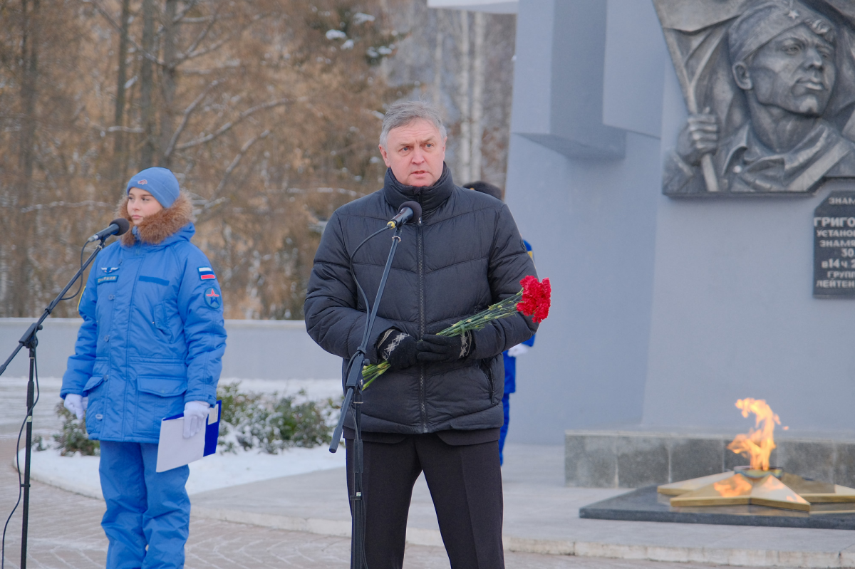Спикер Заксобрания Роман Береснев в День Героев Отечества почтил память прославленных военноначальников и космонавтов, связанных с Кировской областью