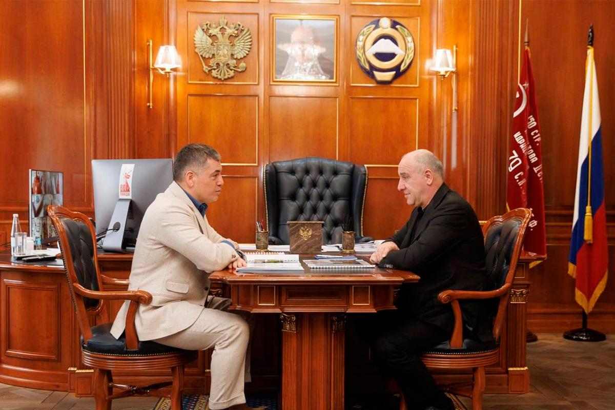 Глава КЧР Рашид Темрезов обсудил с гендиректором ООО СК «Семья» Русланом Воруковым ход строительства круглогодичного горного отеля «Аманауз» в поселке Домбай