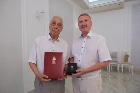 Депутаты Думы Астраханской области поздравили с 80-летием стоявшего у истоков регионального парламентаризма Валентина Петракова