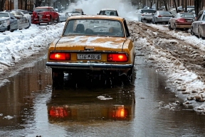 В Симферополе ограничено движение на оживленной трассе из-за аварии на теплотрассе