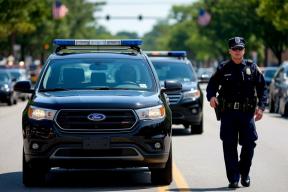 За решетку за ракушки? Глава Минюста США сам не знает, поймали ли экс-главу ФБР после ордера