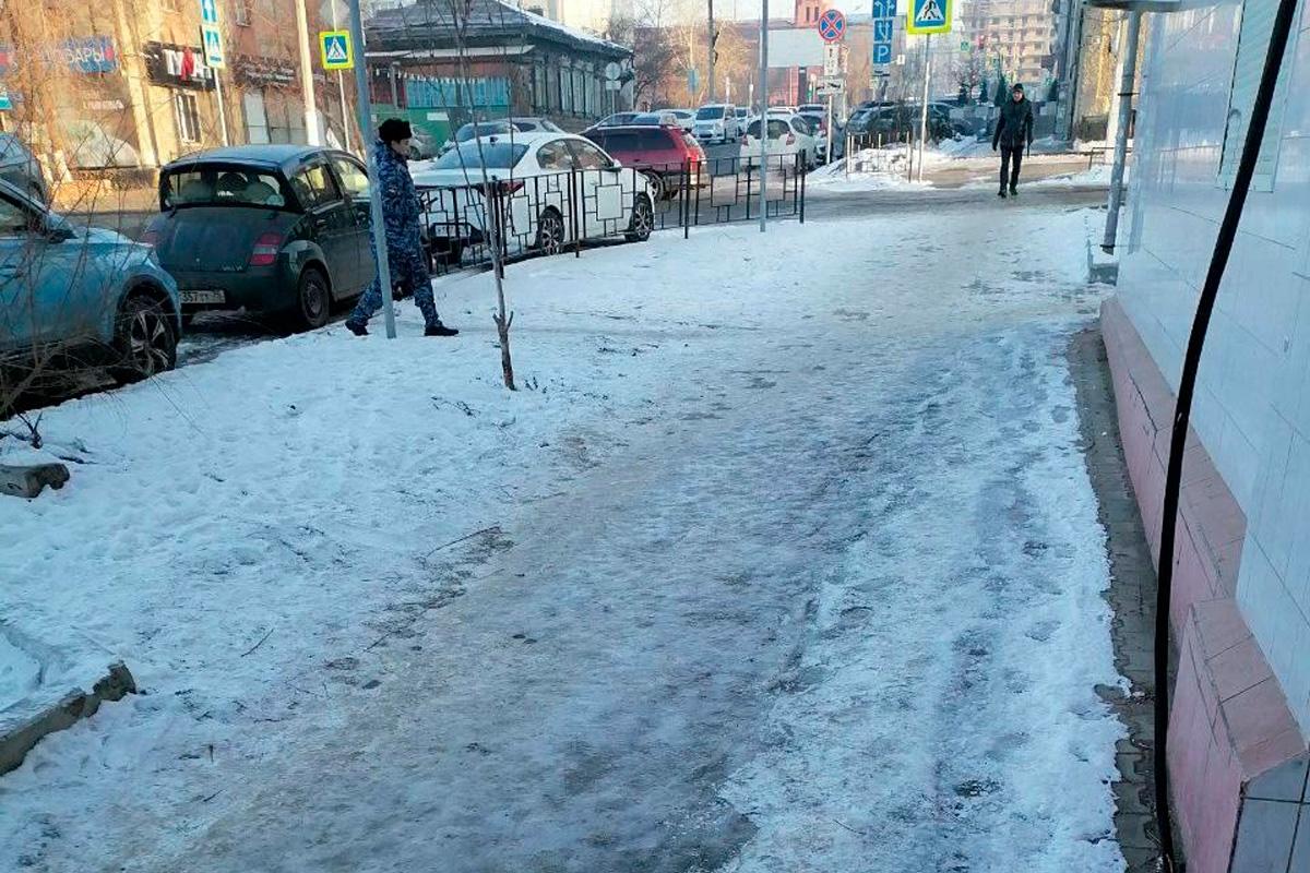 Жители Читы жалуются на плохую уборку тротуаров от гололёда