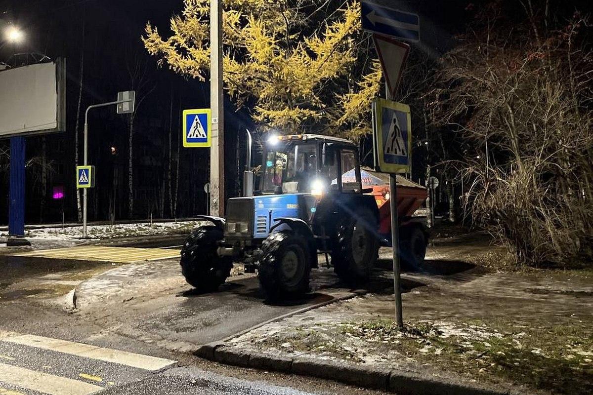 В Архангельске борются с гололедом