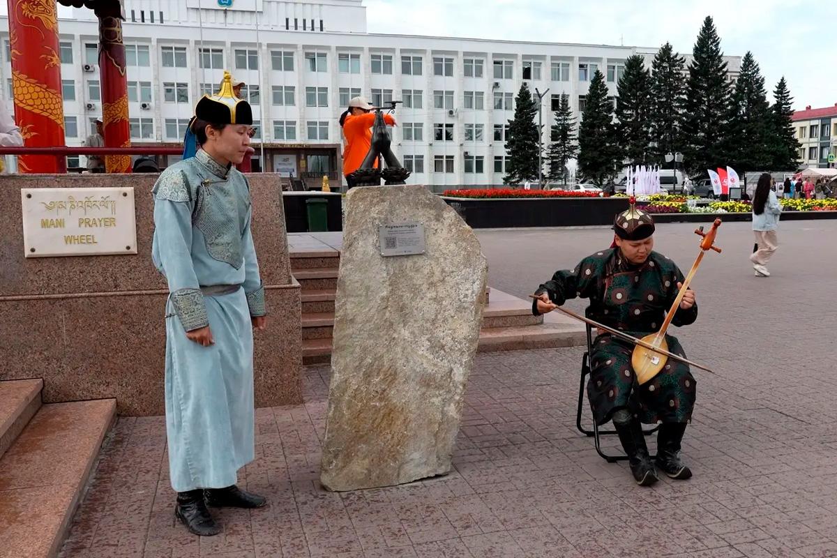 В Кызыле в рамках IV Международного буддийского форума представили иммерсивный аудиоспектакль-квест «Все переплетено» об истории города