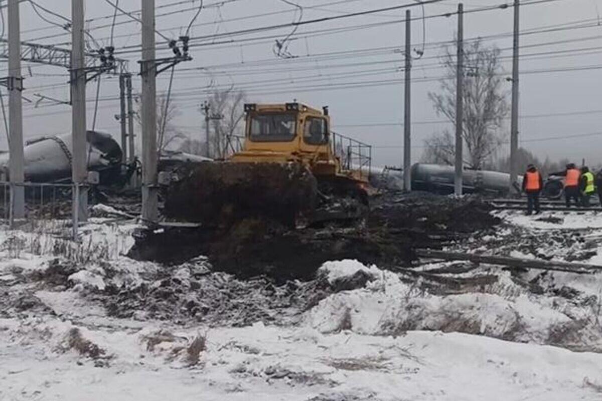 Под Пензой столкнулись маневровый локомотив и грузовой поезд
