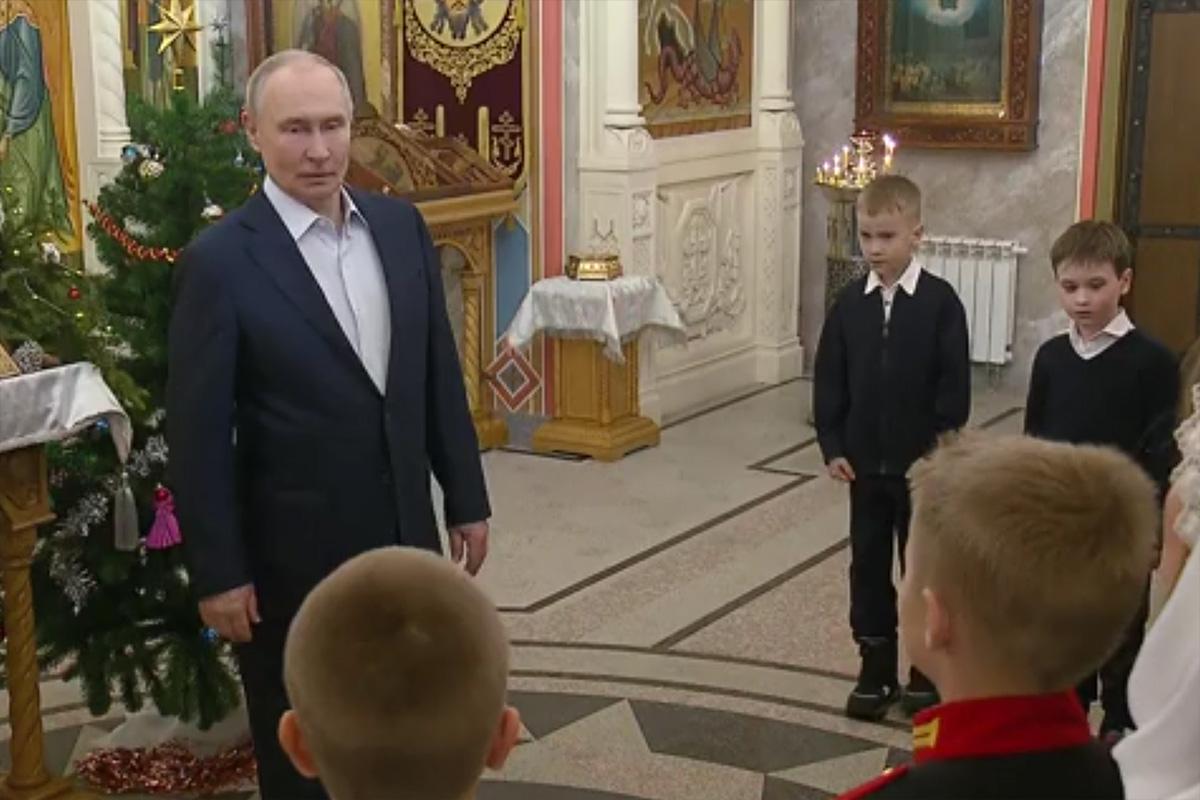 Путин во время службы подобрал упавшую новогоднюю игрушку и вернул на елку