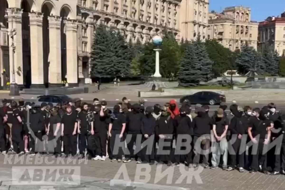 Марш за традиционные ценности: противники ЛГБТ* и националисты собрались в центре Киева