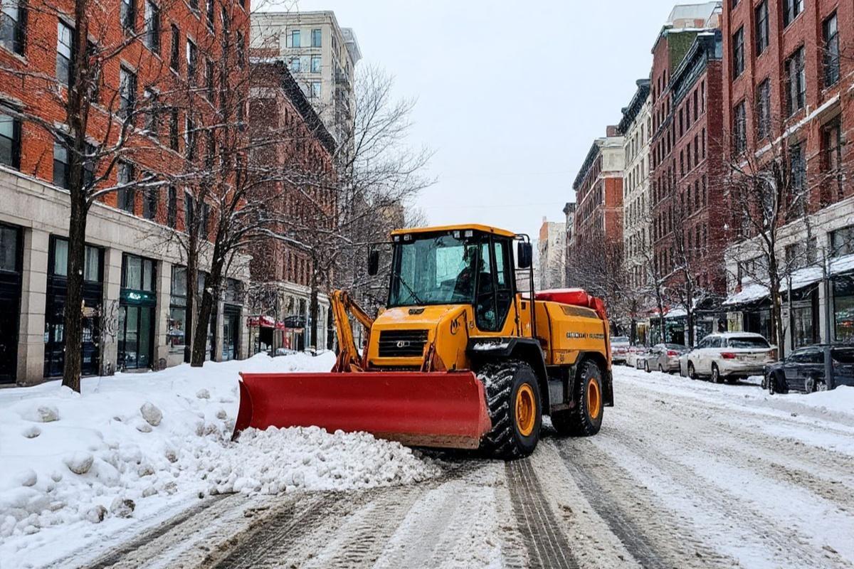 Филимонов распределил 30 московских дорожных машин между городами Вологодской области