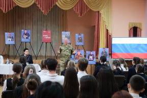 Верный курс – патриотизм: в Астрахани в школе №37 открыли фотовыставку «Отец Героя»