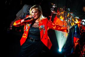 Виктория Цыганова сняла клип на льду Байкала вслед за Дроновым