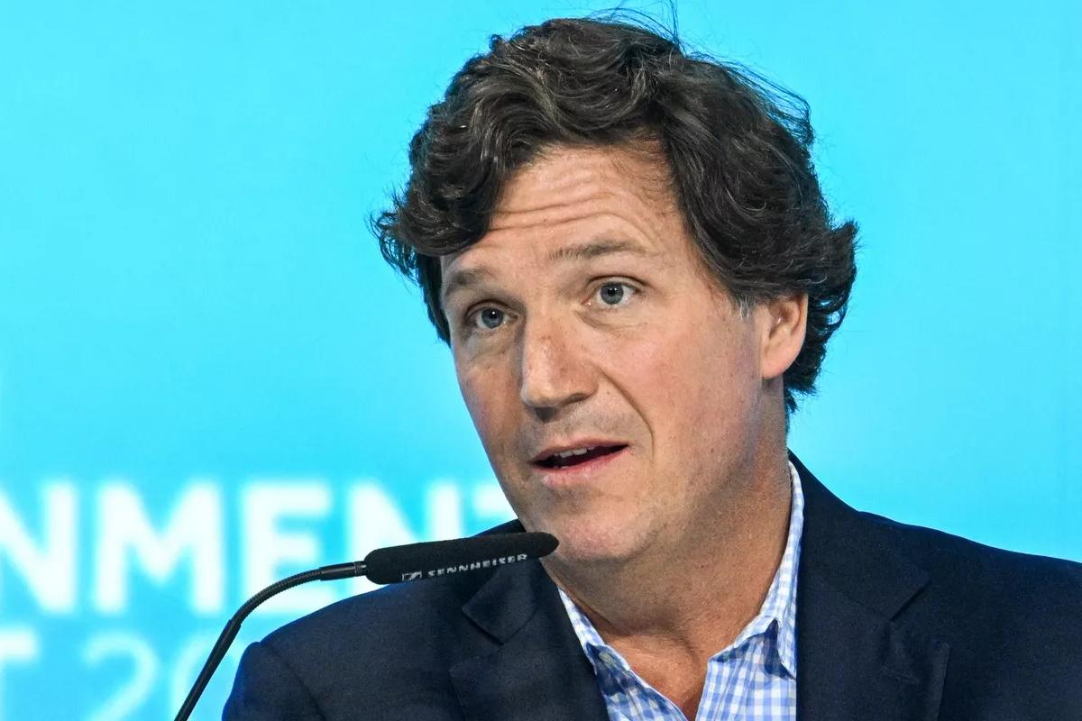 «Заклятие на мир наслали»: сосланный Трампом Карлсон ударился в мистику и молитвы