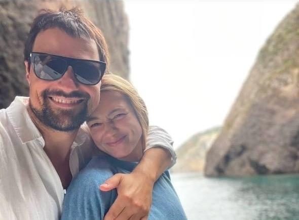 Козловский и Акиньшина скрывали двойную тайну. Живот и кольцо всё раскрыли. Что известно о паре?