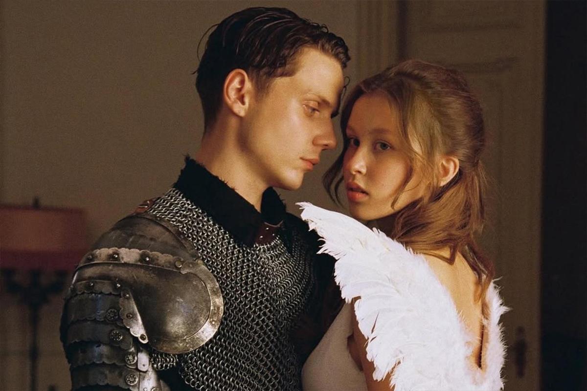 Рыцарь и ангел: Анна Пересильд устроила сказочную фотосессию с Ваней Дмитриенко