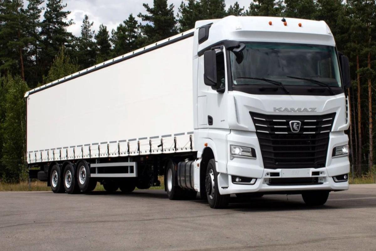 «Слишком прост для Европы, дорог для Азии»: почему легендарный МАЗ проигрывает битву китайцам и европейцам