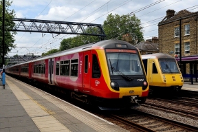 Миллионер-нищеброд: банкир с особняком притворился безработным, чтобы кататься на электричках за полцены