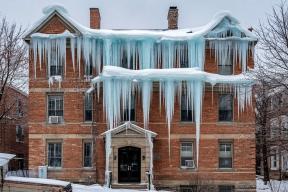 В Нижнем Новгороде наледь обрушилась на двух девушек, одна погибла