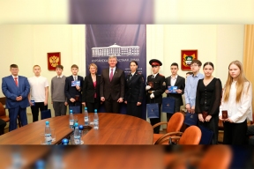 Спикер Курганской облдумы Дмитрий Фролов вручил первые паспорта 11 школьникам в рамках акции «Мы – граждане России!»