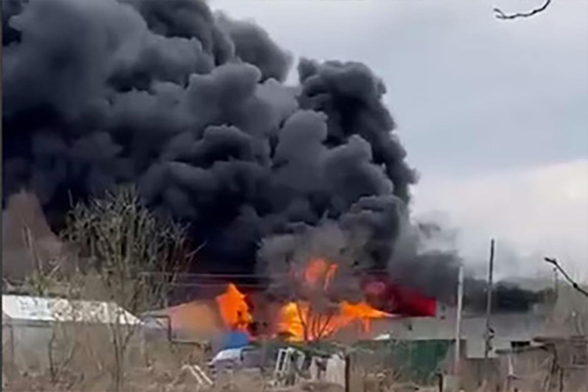 Крупный пожар охватил район Соловья Ключа в пригороде Владивостока