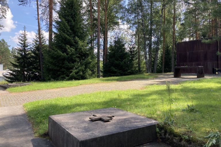 В Тверской области демонтировали барельефы, нарушающие федеральное законодательство