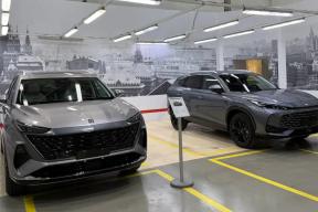 Кремль на капоте: «Москвич» впервые показал живые фото М70 и М90 с салонами от MG